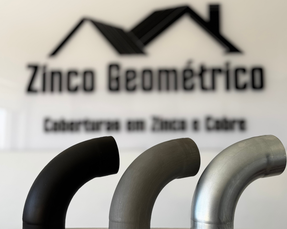 A nossa oferta baseia-se no fabrico, fornecimento e montagem de revestimentos para coberturas entre outros trabalhos de funilarias em zinco ou cobre.